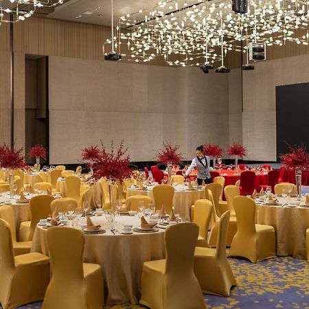 Отель Hilton Shenzhen World Exhibition & Convention Center - Only 5 Minutes' Walk To Wecc Экстерьер фото