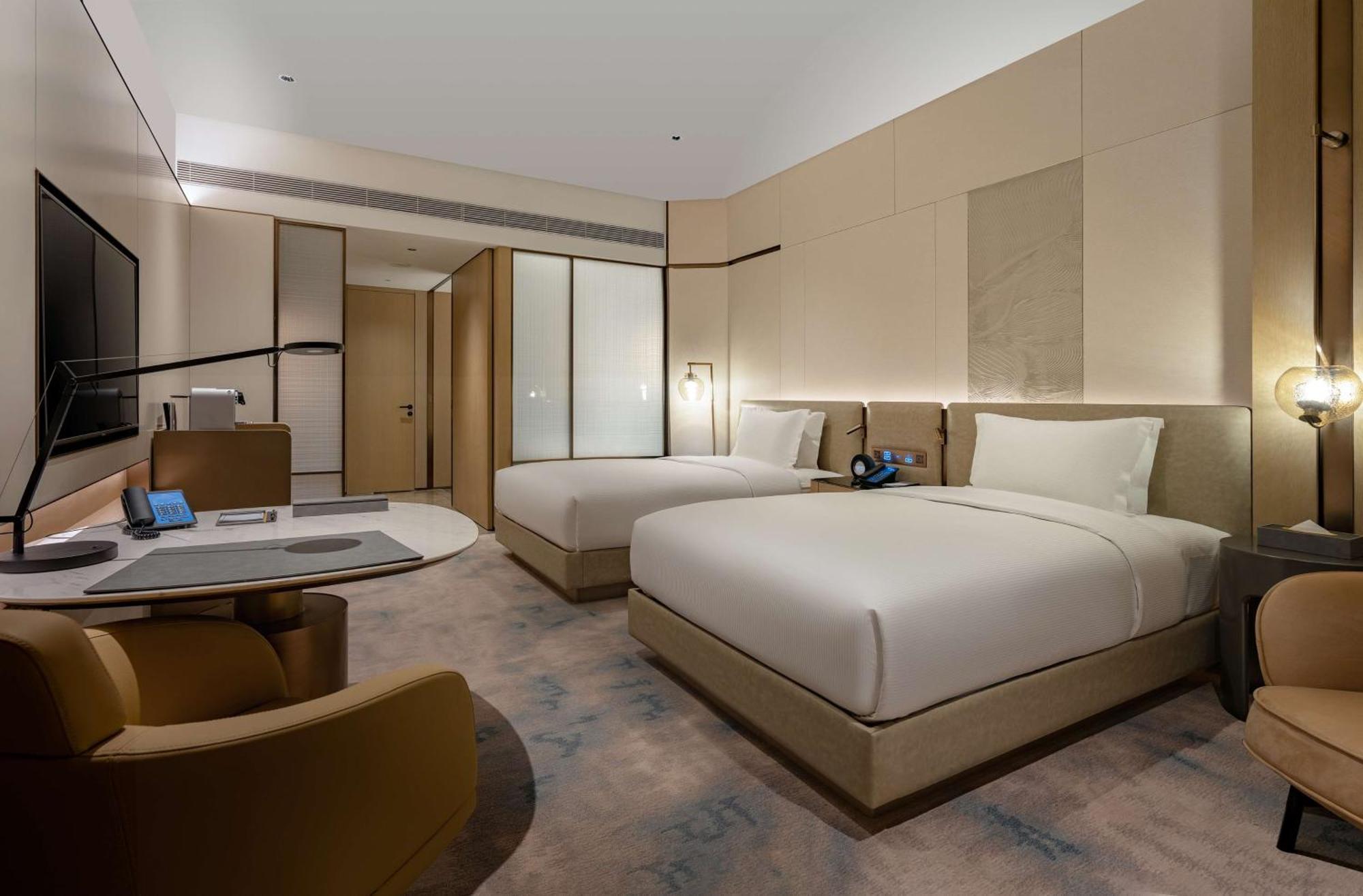 Отель Hilton Shenzhen World Exhibition & Convention Center - Only 5 Minutes' Walk To Wecc Экстерьер фото