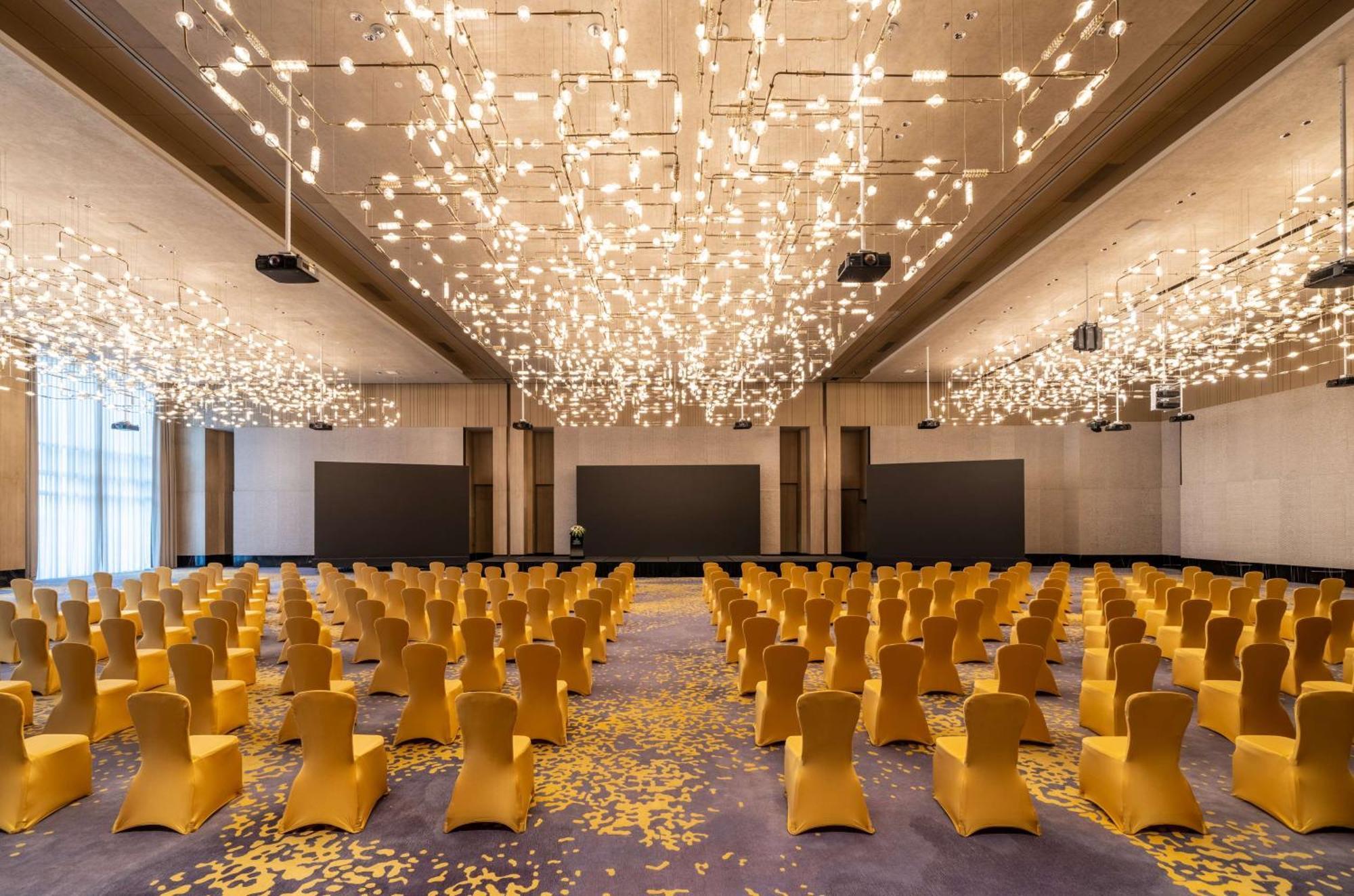 Отель Hilton Shenzhen World Exhibition & Convention Center - Only 5 Minutes' Walk To Wecc Экстерьер фото