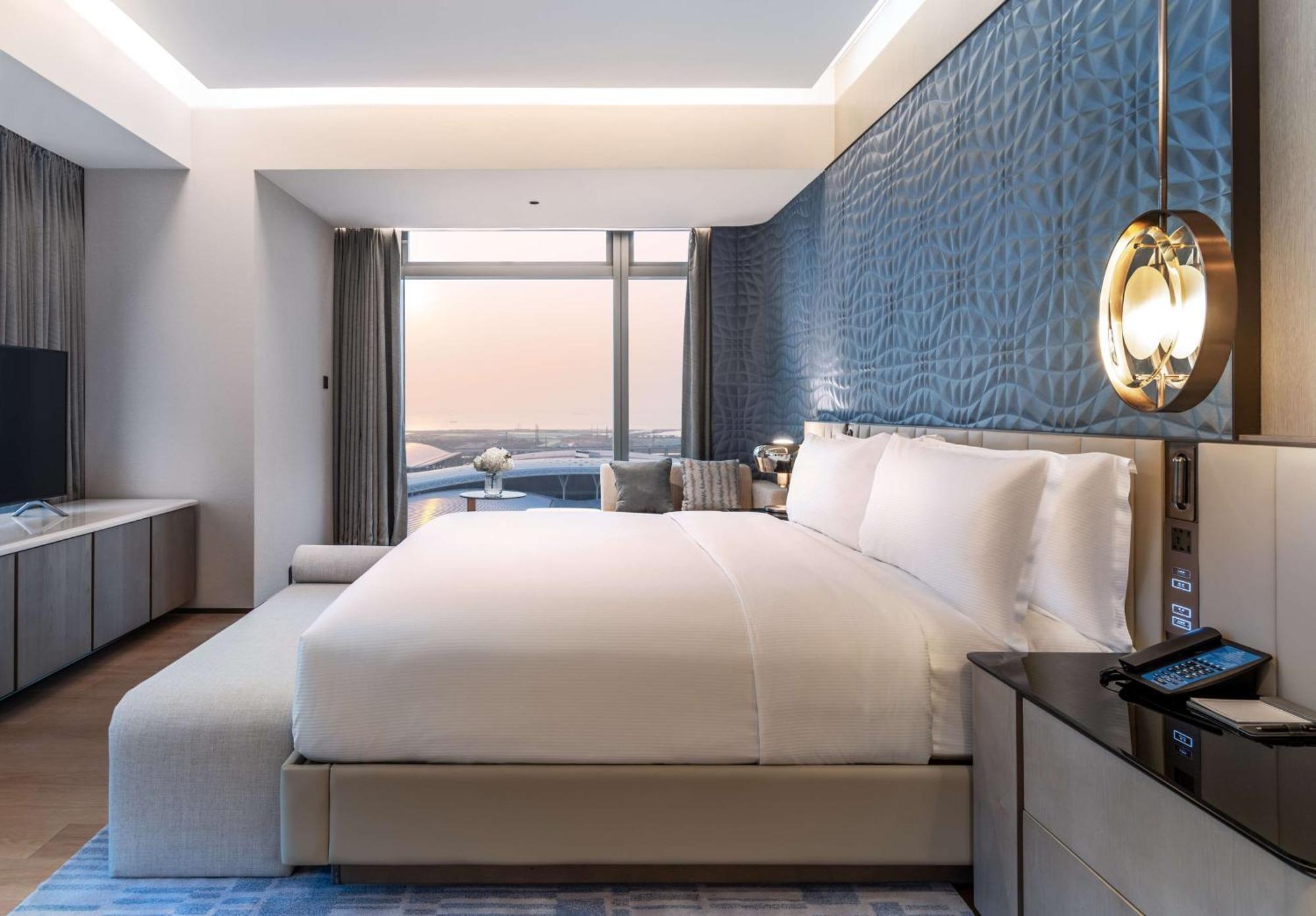 Отель Hilton Shenzhen World Exhibition & Convention Center - Only 5 Minutes' Walk To Wecc Экстерьер фото