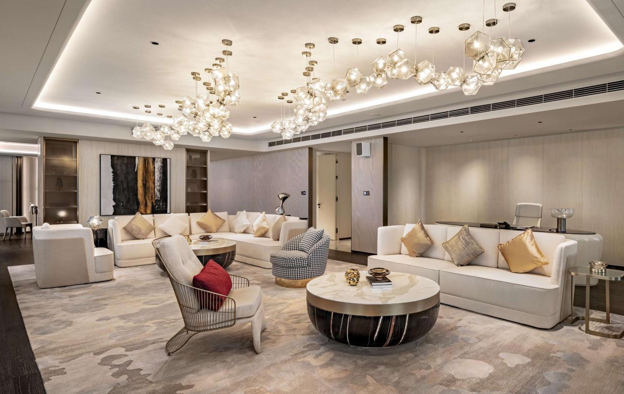 Отель Hilton Shenzhen World Exhibition & Convention Center - Only 5 Minutes' Walk To Wecc Экстерьер фото