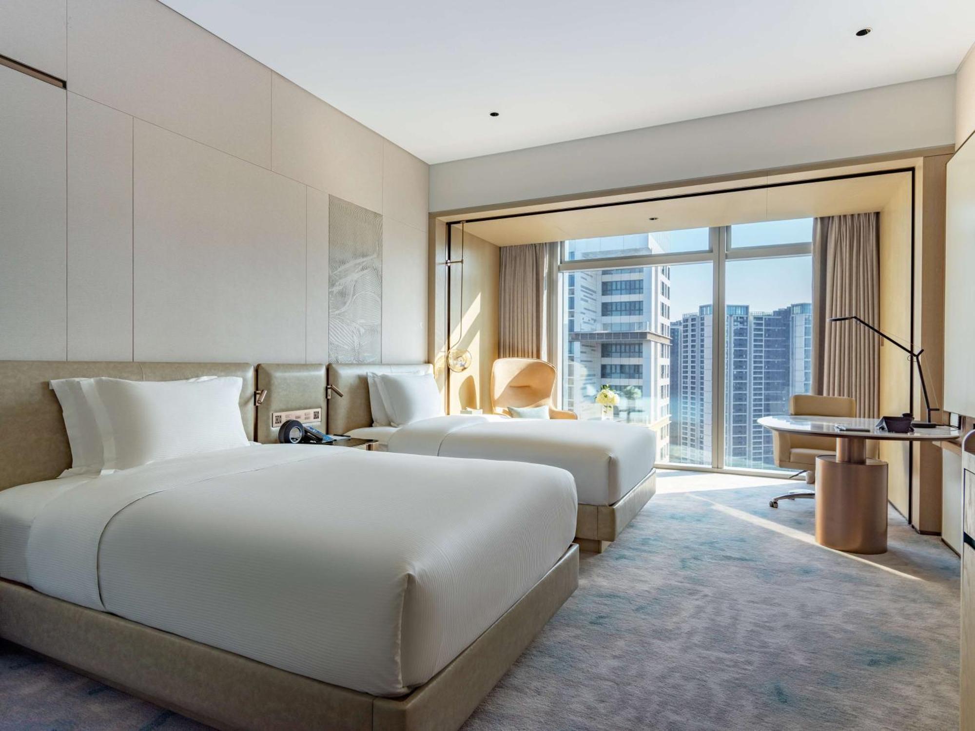Отель Hilton Shenzhen World Exhibition & Convention Center - Only 5 Minutes' Walk To Wecc Экстерьер фото