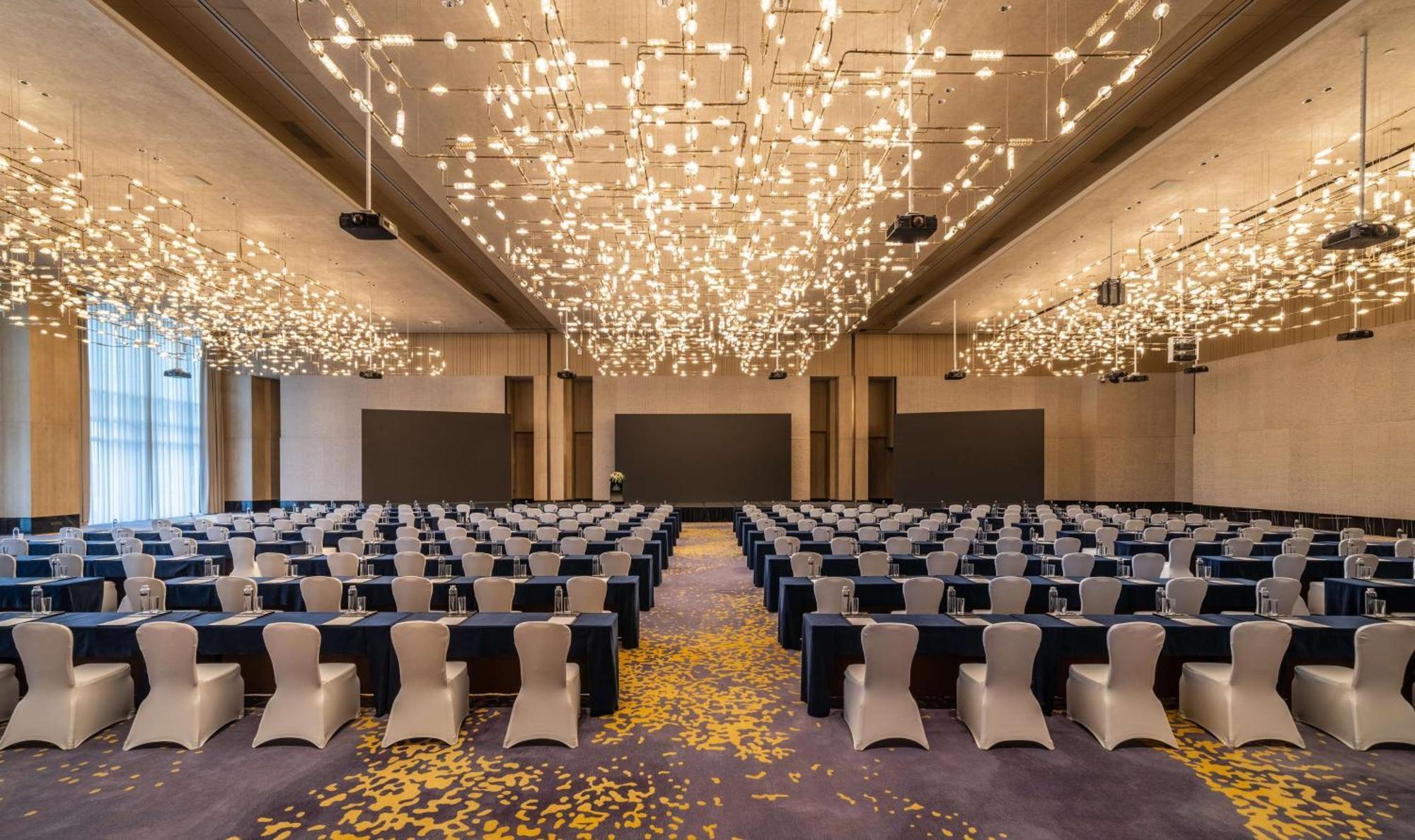 Отель Hilton Shenzhen World Exhibition & Convention Center - Only 5 Minutes' Walk To Wecc Экстерьер фото