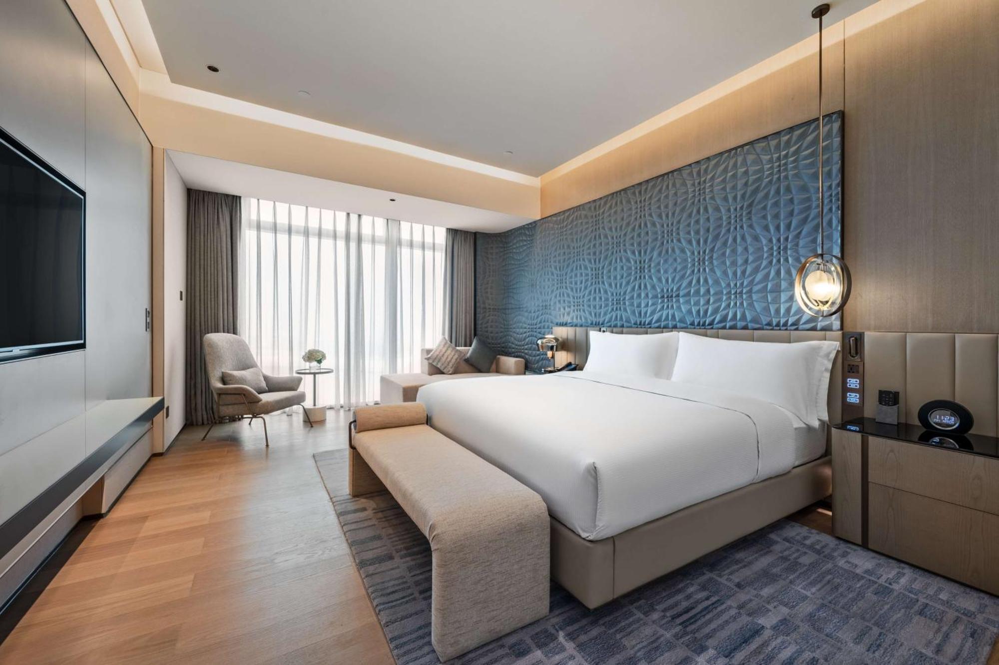 Отель Hilton Shenzhen World Exhibition & Convention Center - Only 5 Minutes' Walk To Wecc Экстерьер фото