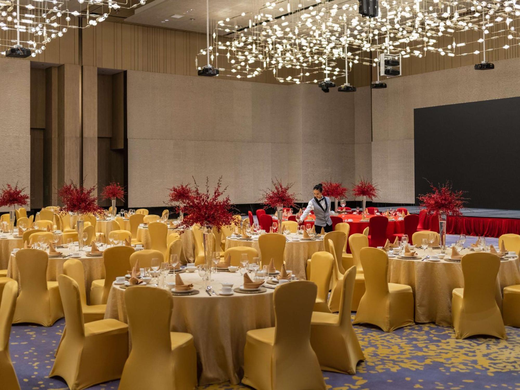 Отель Hilton Shenzhen World Exhibition & Convention Center - Only 5 Minutes' Walk To Wecc Экстерьер фото