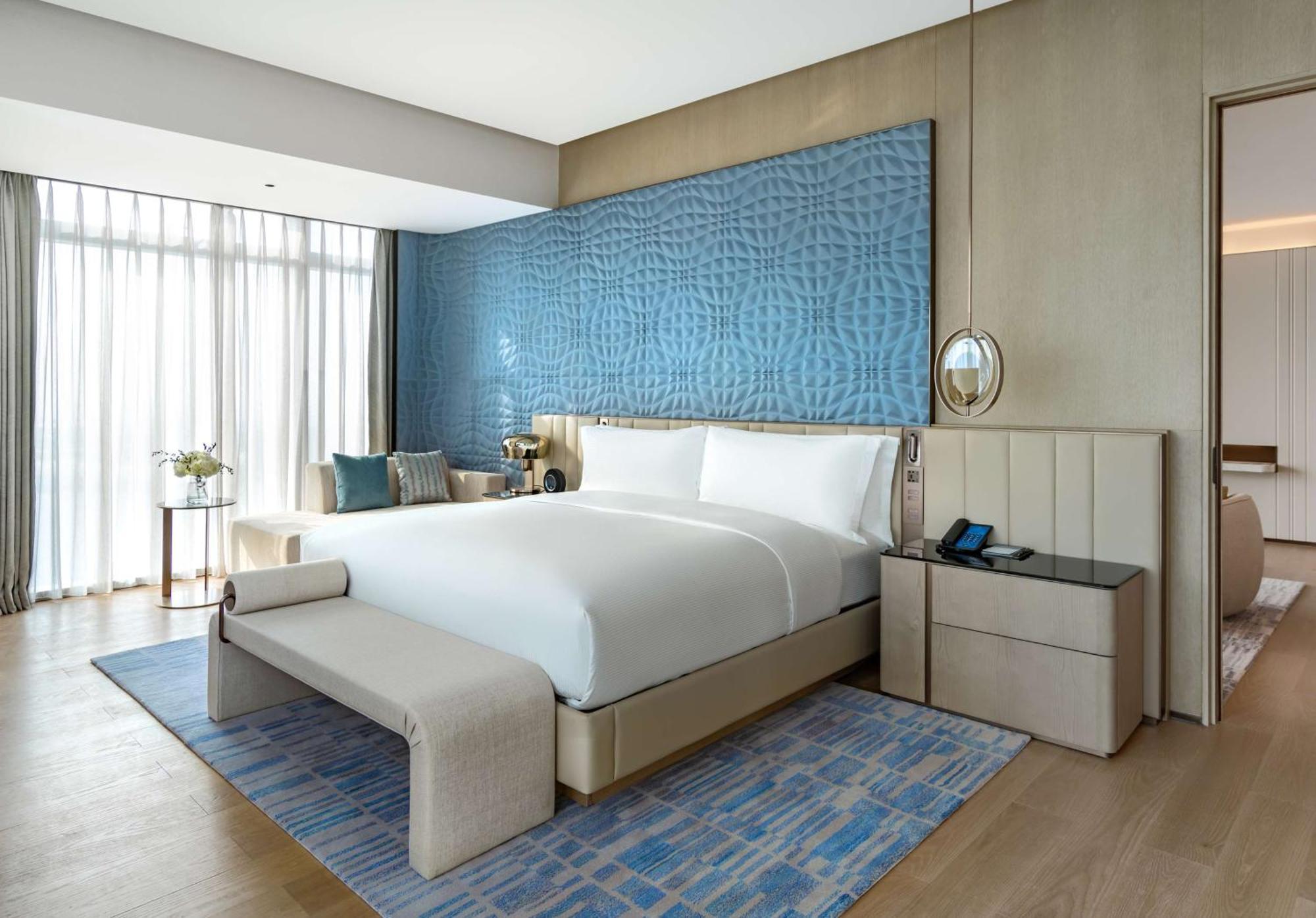 Отель Hilton Shenzhen World Exhibition & Convention Center - Only 5 Minutes' Walk To Wecc Экстерьер фото
