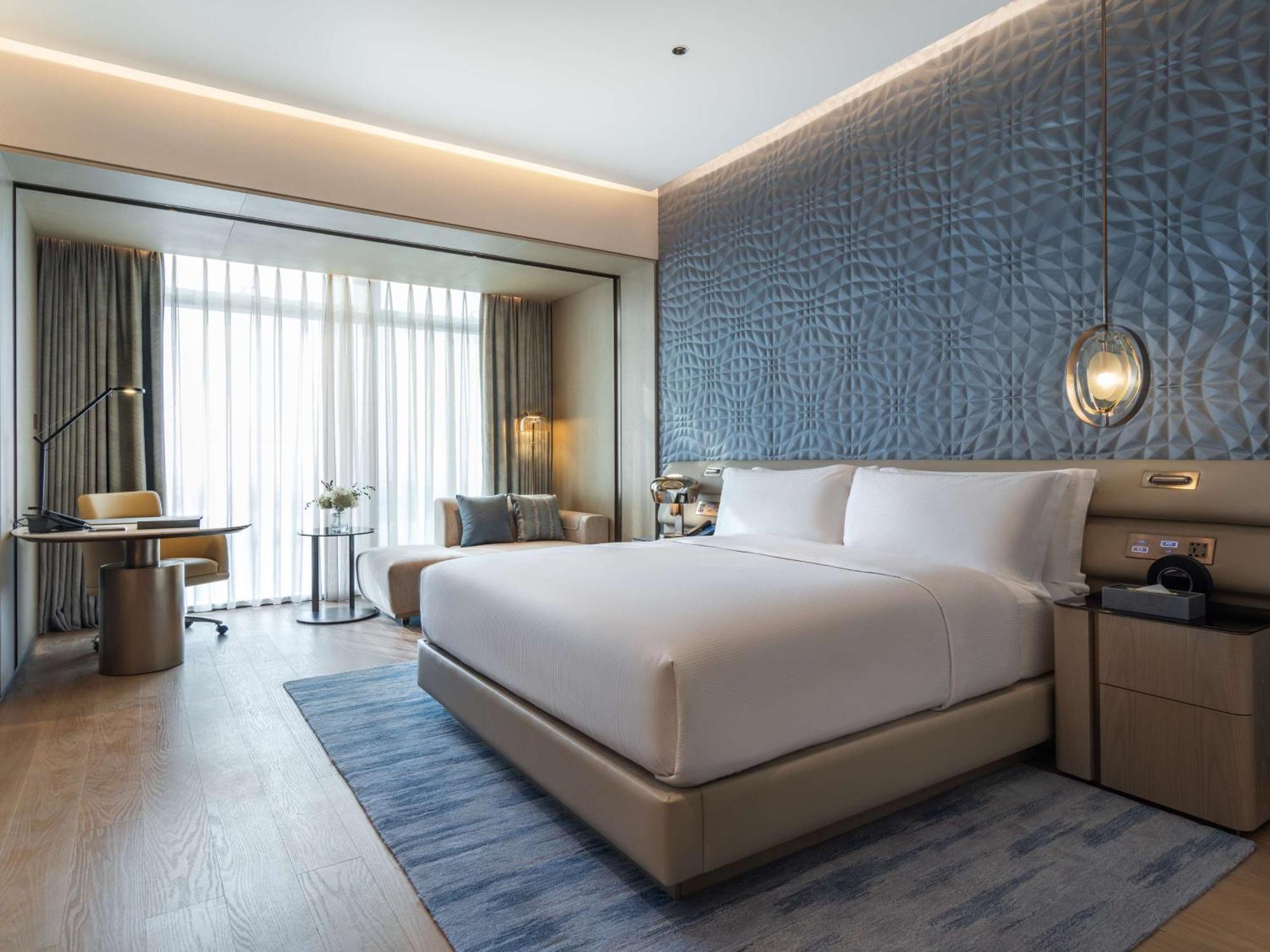 Отель Hilton Shenzhen World Exhibition & Convention Center - Only 5 Minutes' Walk To Wecc Экстерьер фото