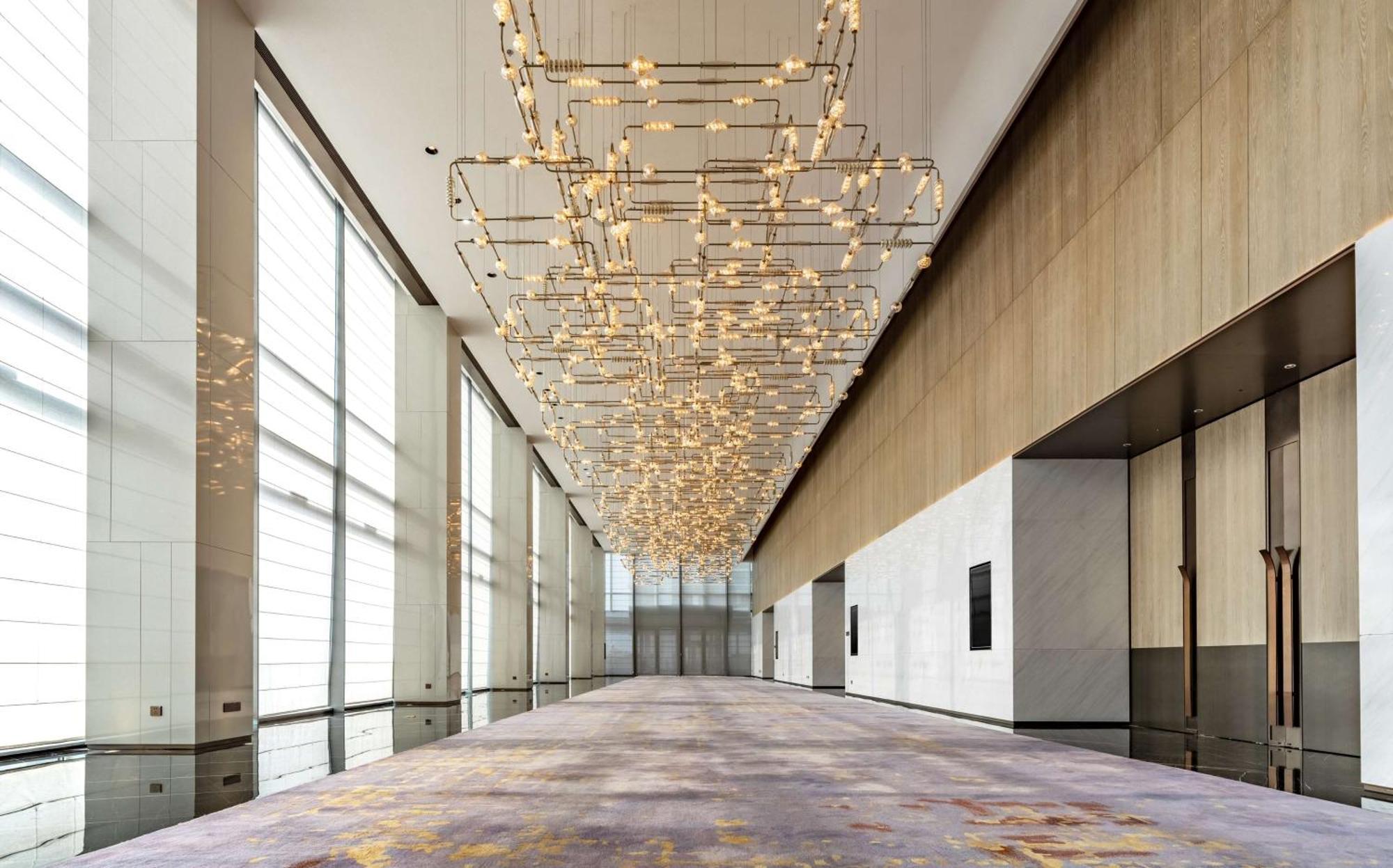 Отель Hilton Shenzhen World Exhibition & Convention Center - Only 5 Minutes' Walk To Wecc Экстерьер фото