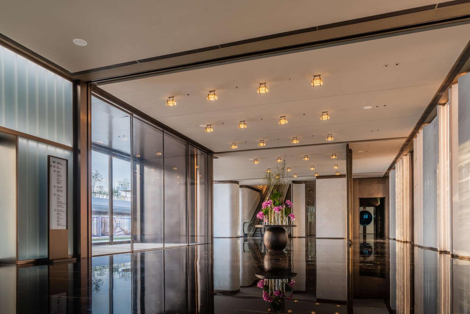 Отель Hilton Shenzhen World Exhibition & Convention Center - Only 5 Minutes' Walk To Wecc Экстерьер фото