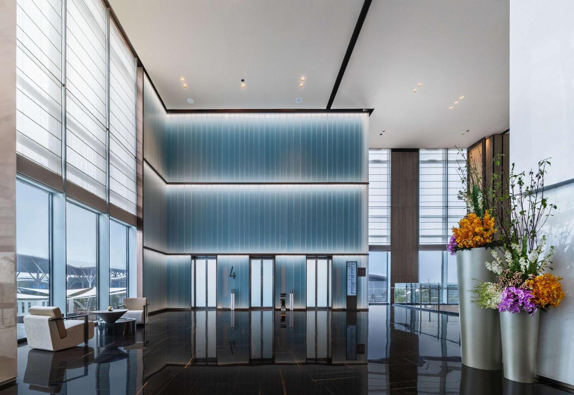 Отель Hilton Shenzhen World Exhibition & Convention Center - Only 5 Minutes' Walk To Wecc Экстерьер фото