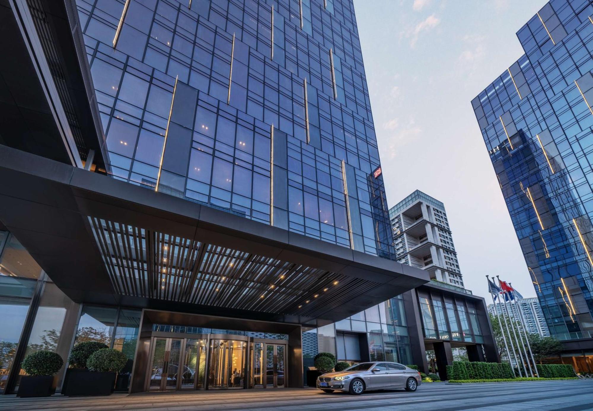 Отель Hilton Shenzhen World Exhibition & Convention Center - Only 5 Minutes' Walk To Wecc Экстерьер фото